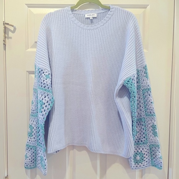 Sweaters - Gilli Light Blue Sweater w/Crochet Sleeves Women’s Medium